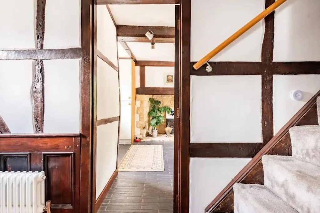 Stylish Tudor Cottage & Hot Tub Coombe Hill Holiday home
