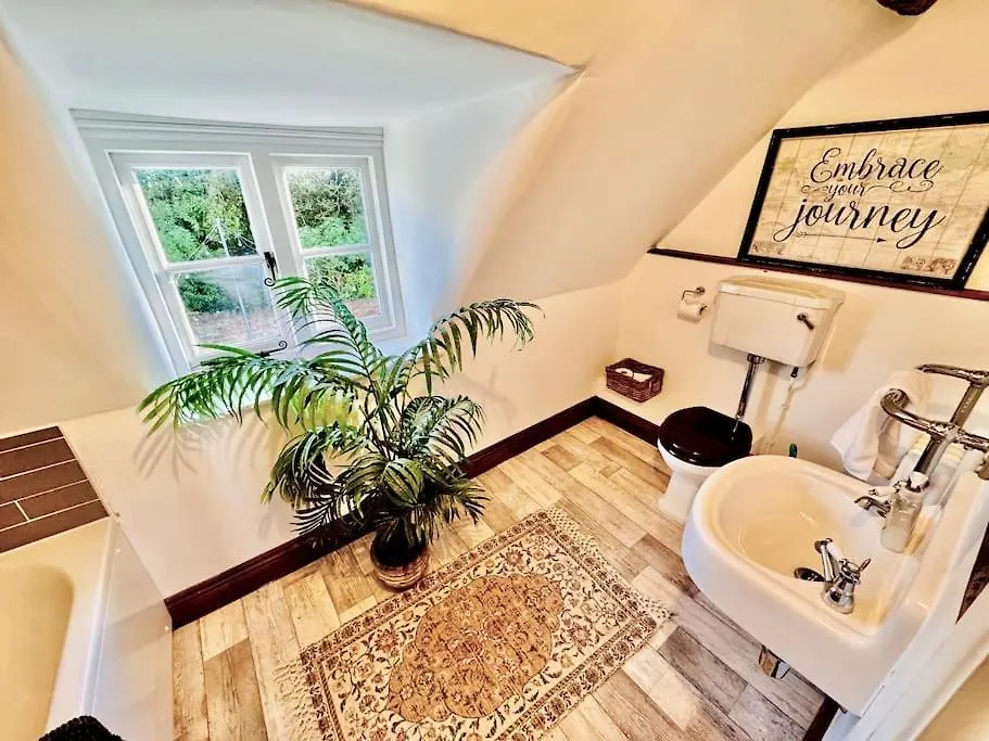 Stylish Tudor Cottage & Hot Tub Coombe Hill 0*,