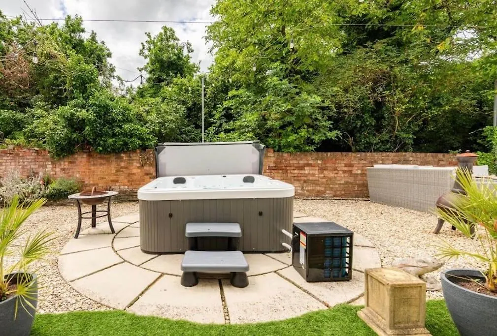 Stylish Tudor Cottage & Hot Tub Coombe Hill United Kingdom
