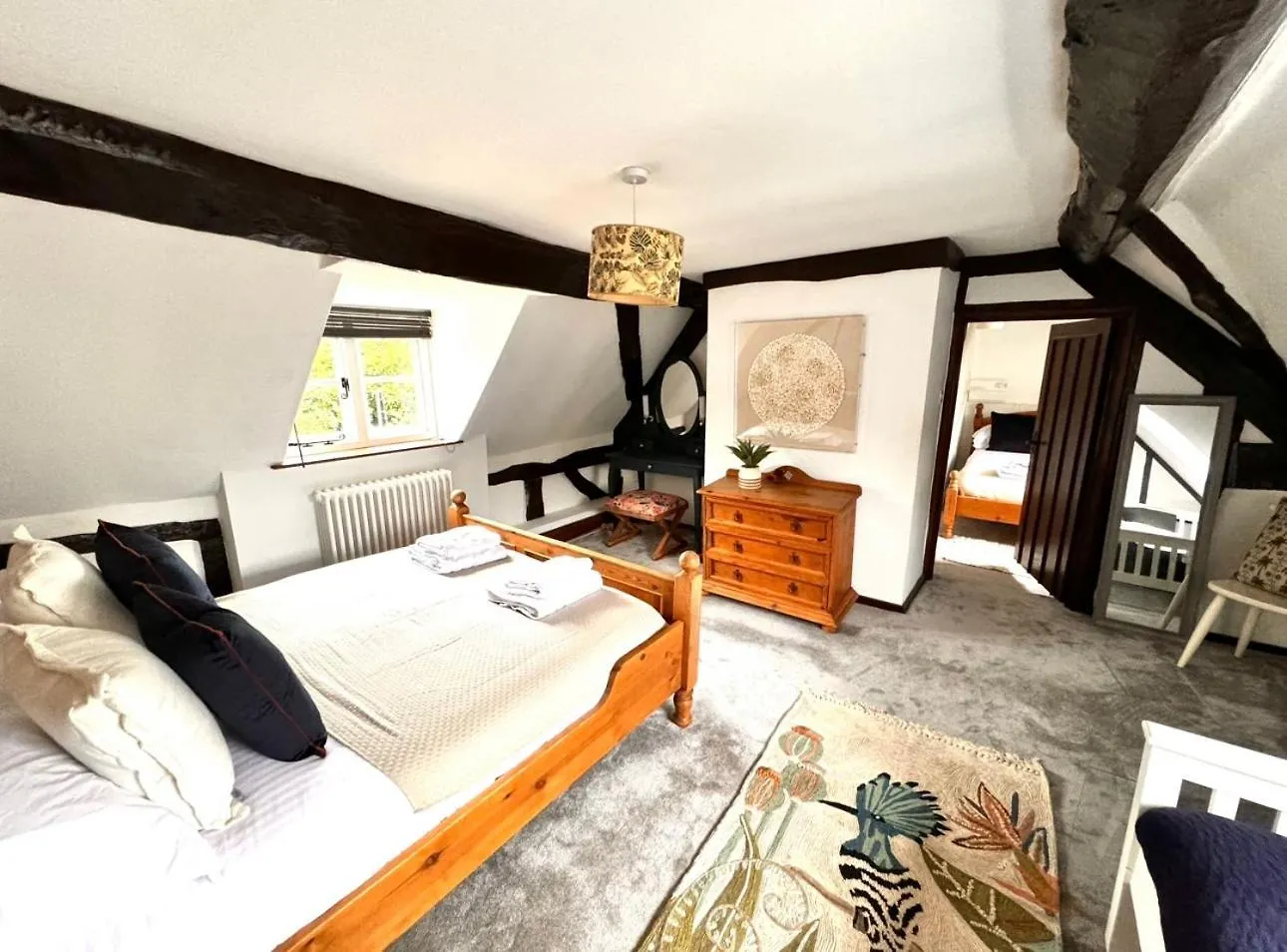 Stylish Tudor Cottage & Hot Tub Coombe Hill Holiday home