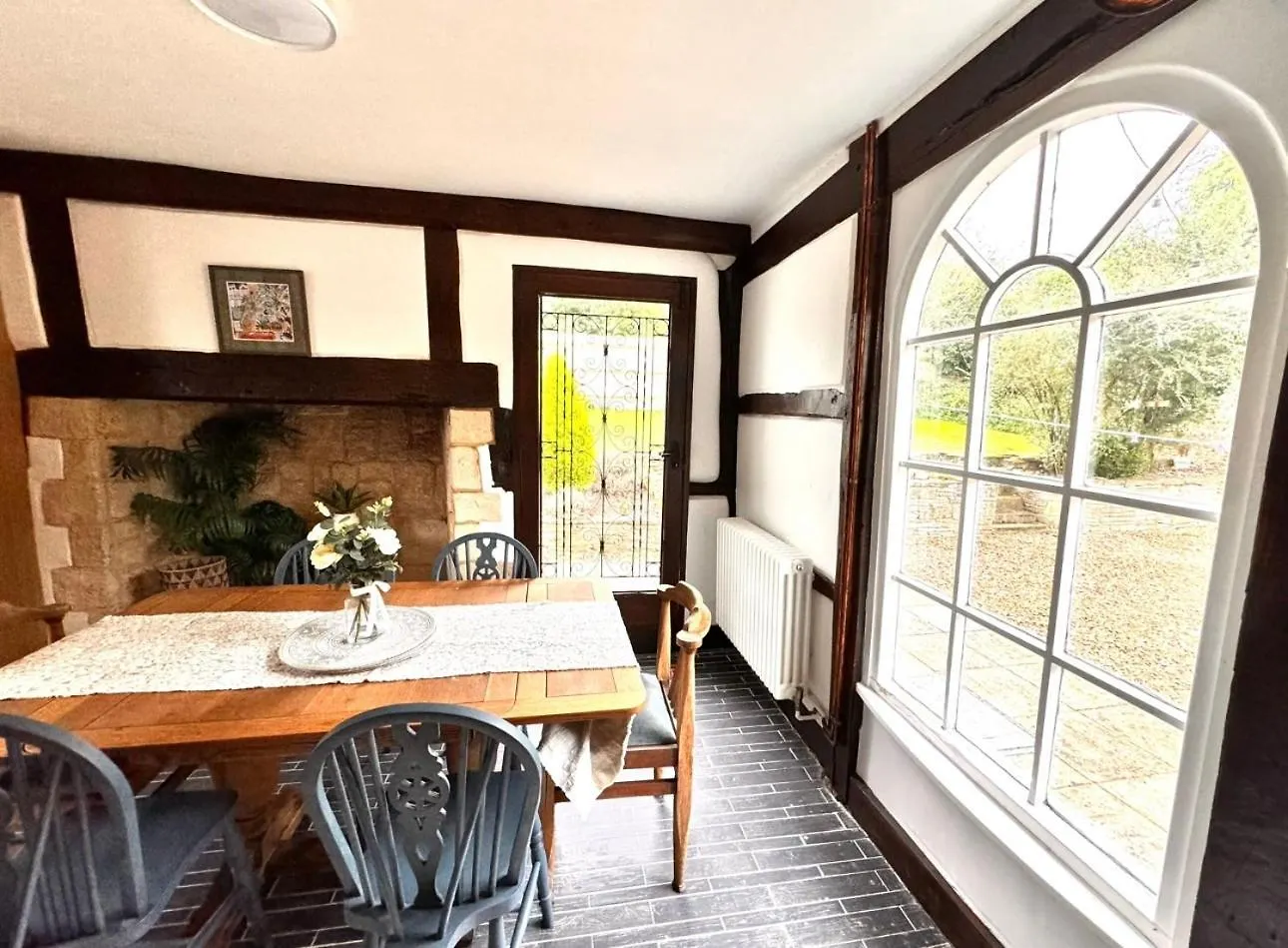 Stylish Tudor Cottage & Hot Tub Coombe Hill