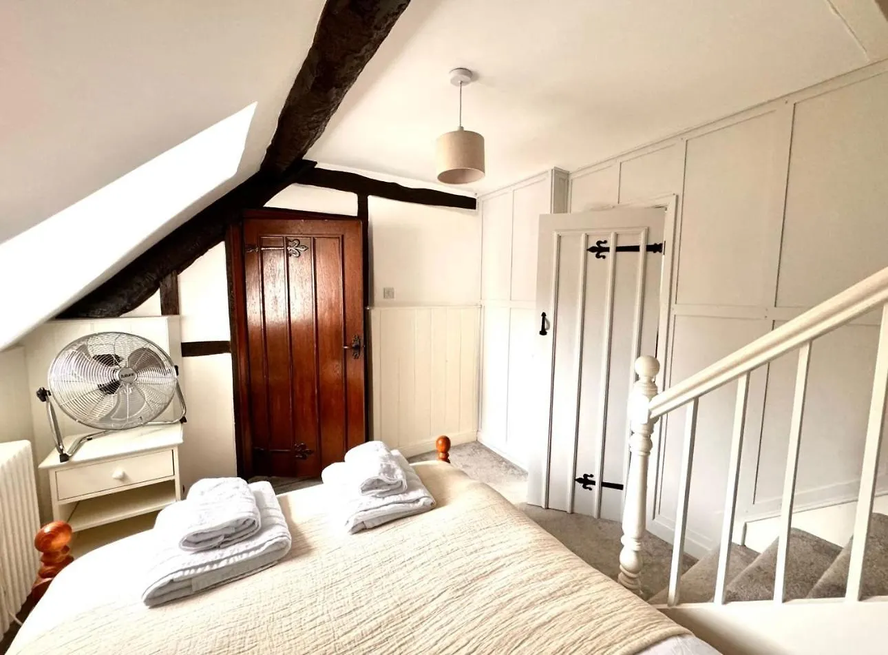 Holiday home Stylish Tudor Cottage & Hot Tub Coombe Hill