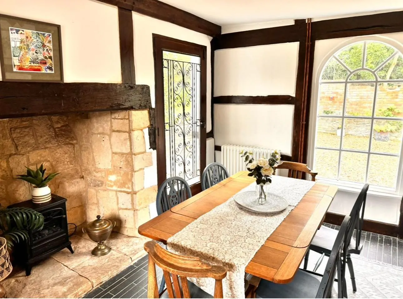 Stylish Tudor Cottage & Hot Tub Coombe Hill 0*,  United Kingdom