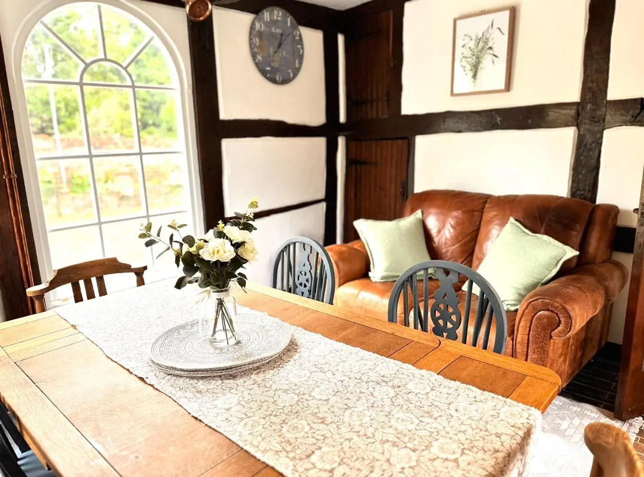 Stylish Tudor Cottage & Hot Tub Coombe Hill United Kingdom