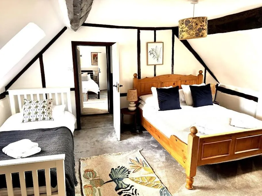 Stylish Tudor Cottage & Hot Tub Coombe Hill