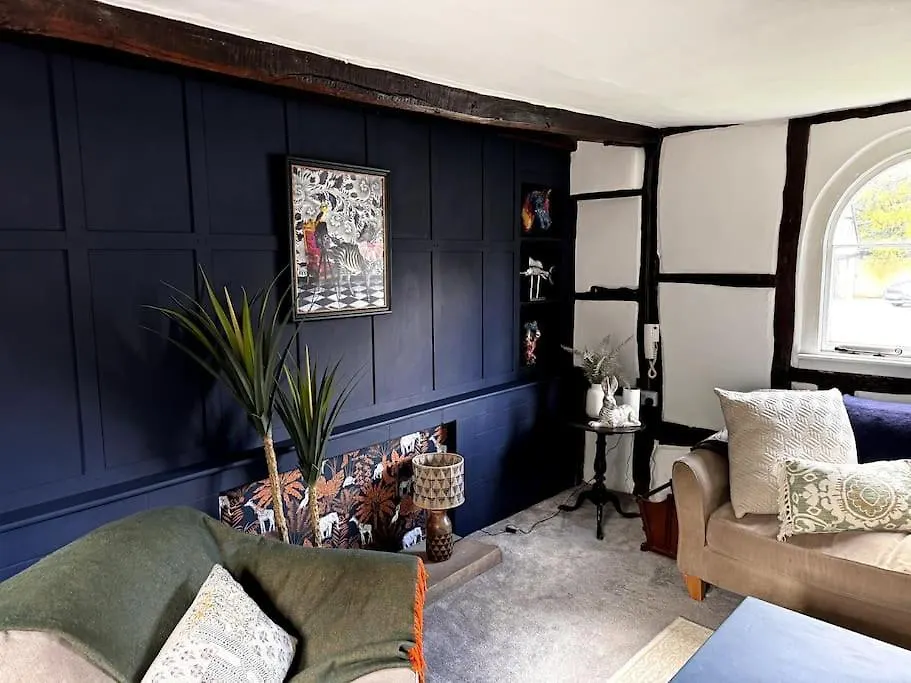 Stylish Tudor Cottage & Hot Tub Coombe Hill United Kingdom