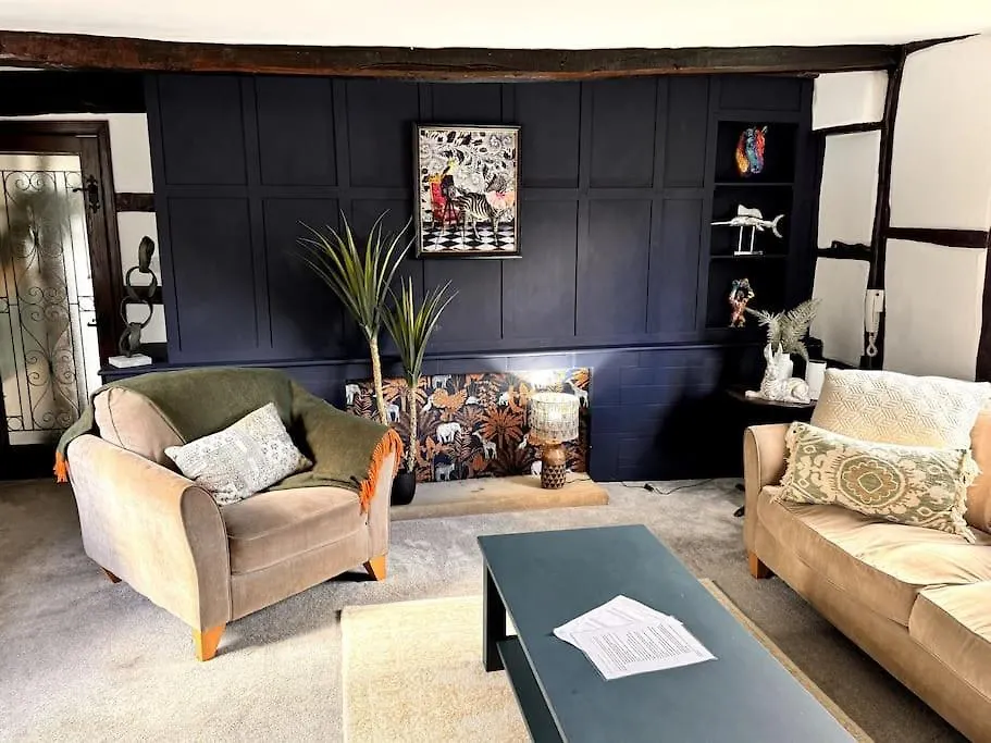 Stylish Tudor Cottage & Hot Tub Coombe Hill