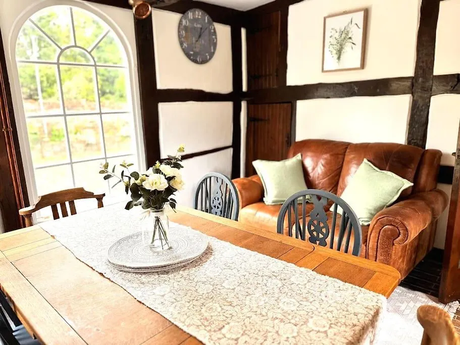 Stylish Tudor Cottage & Hot Tub Coombe Hill United Kingdom