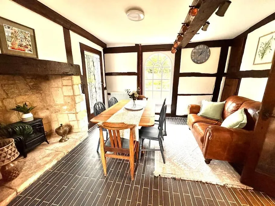 Stylish Tudor Cottage & Hot Tub Coombe Hill Holiday home